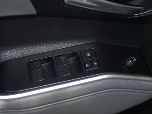 Used 2023 Toyota Highlander XLE AWD/4WD image 11