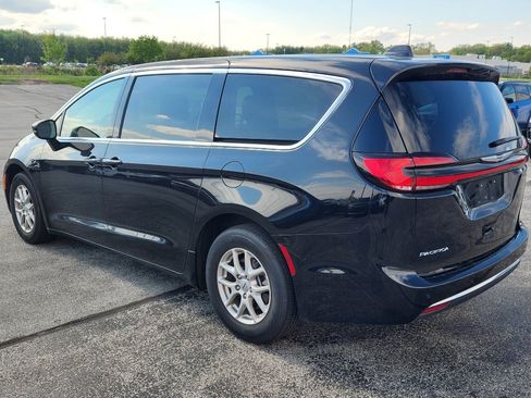 Used 2025 Chrysler Pacifica Select FWD image 4