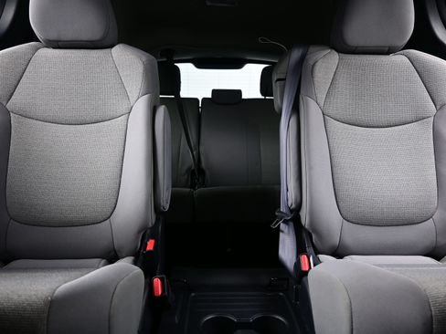 Used 2025 Toyota Sienna LE FWD image 16