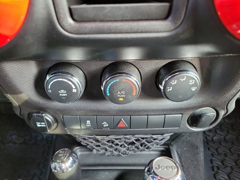 Used 2018 Jeep Wrangler Unlimited Sport w/ Connectivity Group image 26