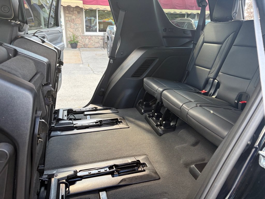 Used 2024 GMC Yukon SLT w/ SLT Luxury Package AWD/4WD image 35