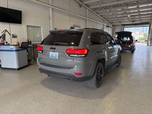 Used 2020 Jeep Grand Cherokee Laredo AWD/4WD image 3