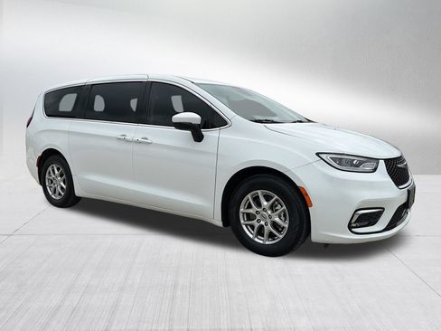 Used 2023 Chrysler Pacifica Touring-L FWD image 3