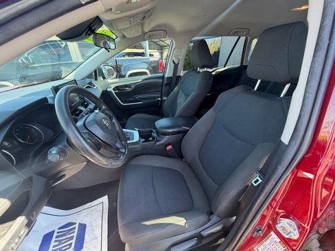 Used 2021 Toyota RAV4 LE image 9