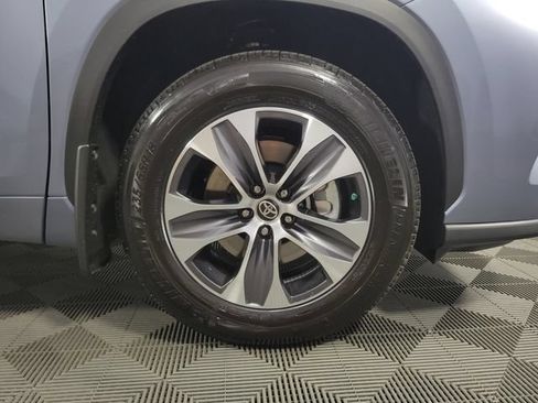 Used 2024 Toyota Highlander XLE AWD/4WD image 11
