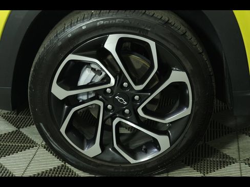 Used 2024 Chevrolet Trax RS w/ Sunroof Package FWD image 13