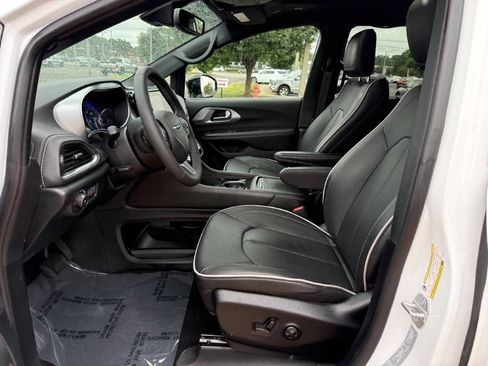 Used 2026 Chrysler Pacifica Limited FWD image 13
