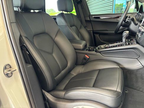 Used 2024 Porsche Macan AWD/4WD image 20