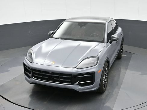 Certified 2025 Porsche Cayenne GTS AWD/4WD image 33