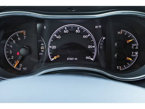 Used 2019 Jeep Grand Cherokee Laredo RWD image 16