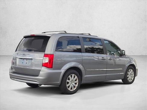 Used 2016 Chrysler Town & Country Touring image 5