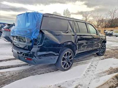 Used 2023 Chevrolet Suburban RST w/ Luxury Package AWD/4WD image 4
