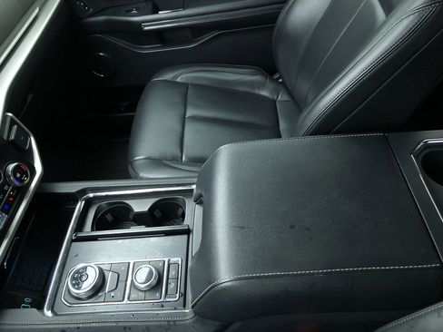 Used 2023 Ford Expedition XLT image 19