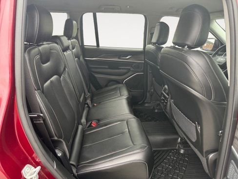 Used 2023 Jeep Grand Cherokee Limited w/ Black Appearance Package image 12