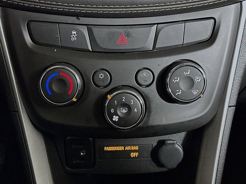 Used 2022 Chevrolet Trax LT w/ LT Convenience Package image 16