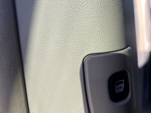 Used 2013 Chrysler Town & Country Touring image 19