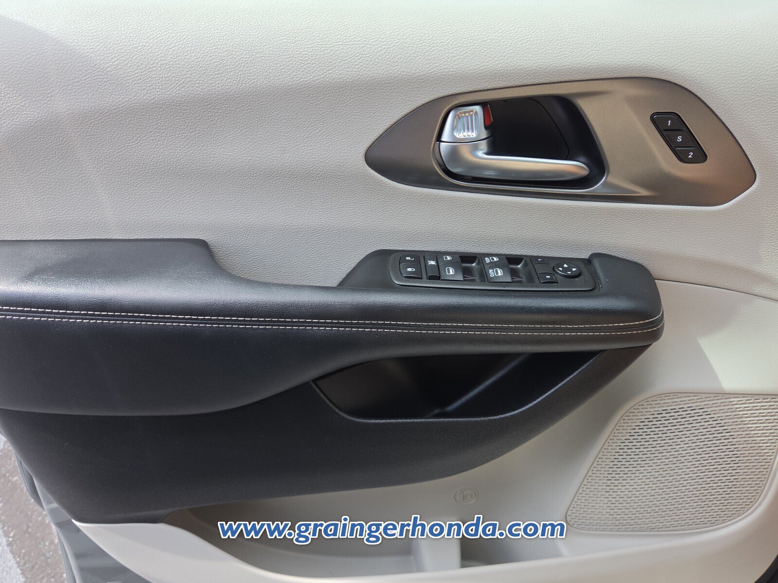 Used 2023 Chrysler Pacifica Touring-L FWD image 23