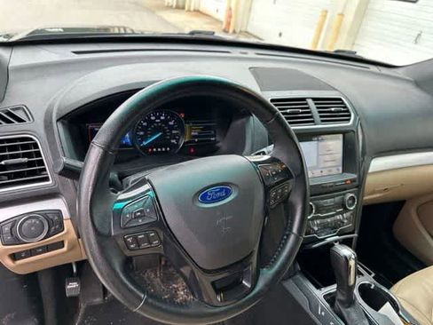 Used 2017 Ford Explorer XLT w/ Equipment Group 202A AWD/4WD image 6