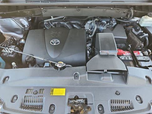 Used 2018 Toyota Highlander XLE FWD image 12