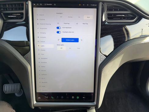 Used 2018 Tesla Model X 75D image 25