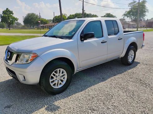 Used 2017 Nissan Frontier SV image 3
