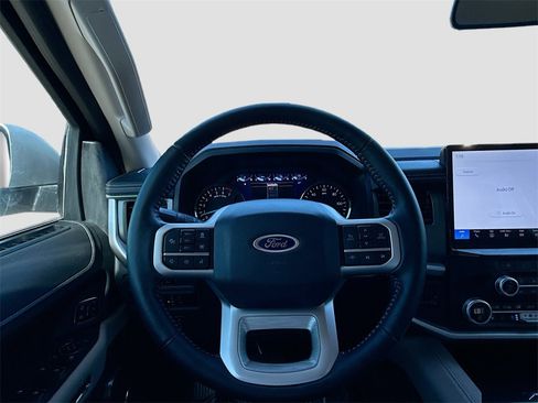 Used 2024 Ford Expedition XLT image 11