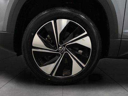 Used 2025 Volkswagen Taos SE AWD/4WD image 41
