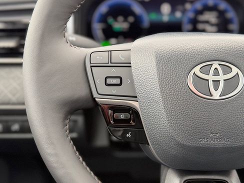 Used 2025 Toyota Camry XLE image 9