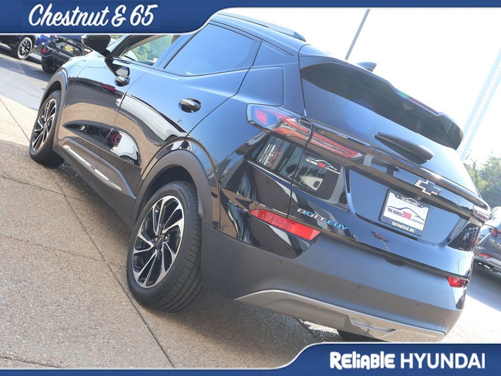 Used 2023 Chevrolet Bolt EUV Premier w/ Sun & Sound Package FWD image 4