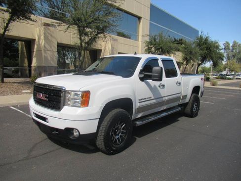 Used 2013 GMC Sierra 2500 Denali w/ Suspension Package, Off-Road AWD/4WD image 2