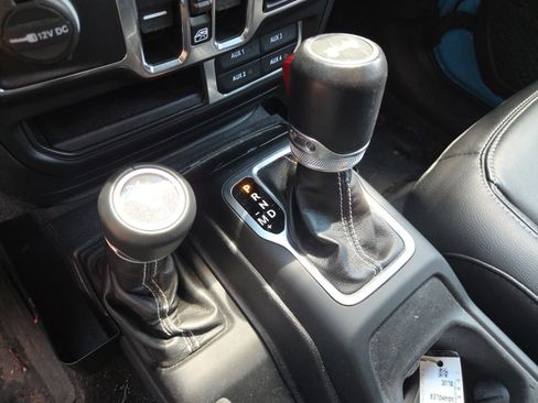 Used 2021 Jeep Wrangler Unlimited Sahara AWD/4WD image 17