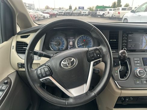 Used 2019 Toyota Sienna XLE w/ XLE Navigation Package FWD image 20