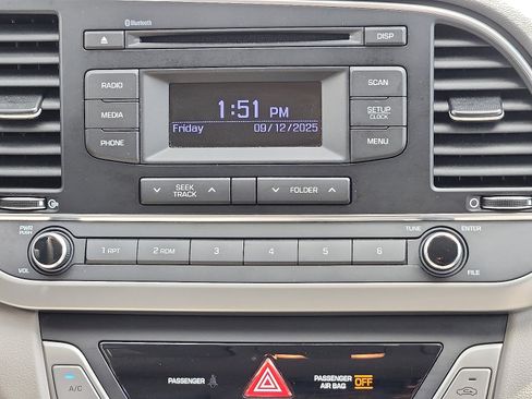 Used 2018 Hyundai Elantra SE image 17