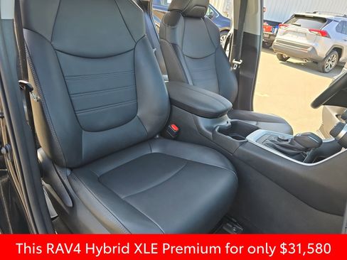 Used 2022 Toyota RAV4 XLE Premium image 17