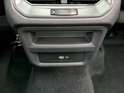 Used 2022 Volkswagen Taos SE w/ Panoramic Sunroof Package image 38