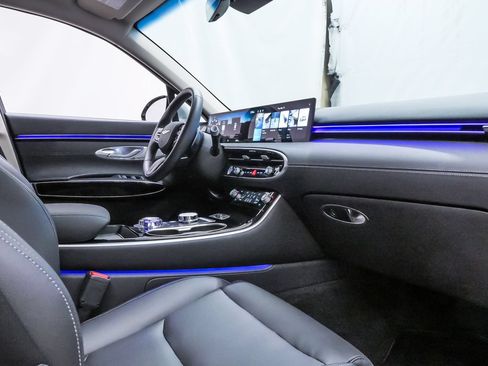 Certified 2026 Genesis GV70 2.5T AWD/4WD image 12