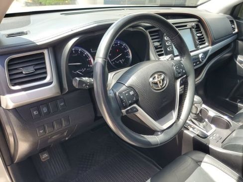 Used 2017 Toyota Highlander XLE image 18