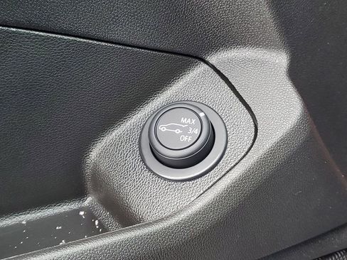 Used 2023 GMC Terrain SLE w/ Driver Convenience Package image 17