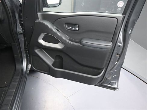 Used 2024 Nissan Frontier SV image 11