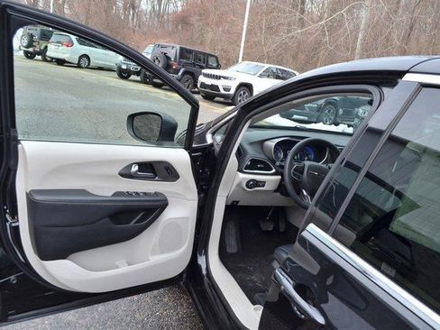 Used 2023 Chrysler Pacifica Touring-L image 15