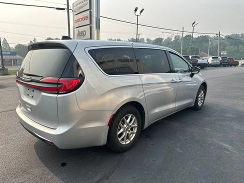 Used 2024 Chrysler Pacifica Touring-L FWD image 2