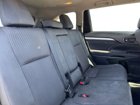Used 2018 Toyota Highlander LE FWD image 18