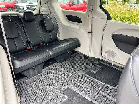 Certified 2024 Chrysler Pacifica Touring-L image 20