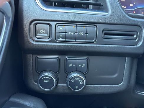 Used 2023 Chevrolet Suburban Premier image 21