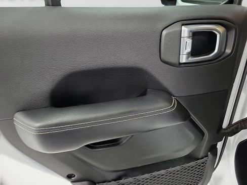 Used 2023 Jeep Gladiator Overland image 10