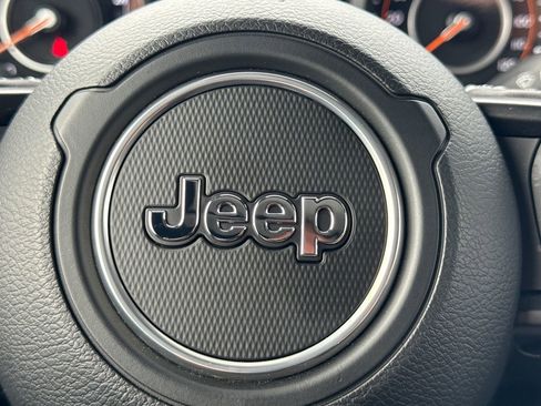 Used 2025 Jeep Wrangler Unlimited Rubicon AWD/4WD image 27