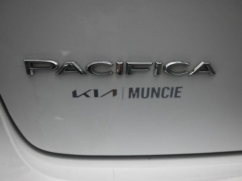 Used 2024 Chrysler Pacifica Touring-L FWD image 10