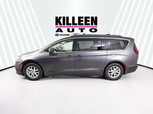 Used 2022 Chrysler Pacifica Touring-L FWD image 3