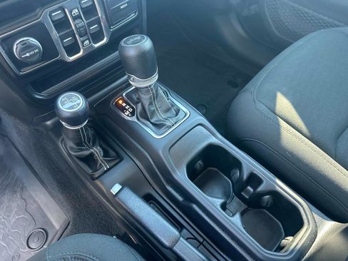 Used 2020 Jeep Wrangler Unlimited Sahara image 22