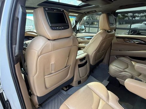 Used 2019 Cadillac Escalade Platinum image 36